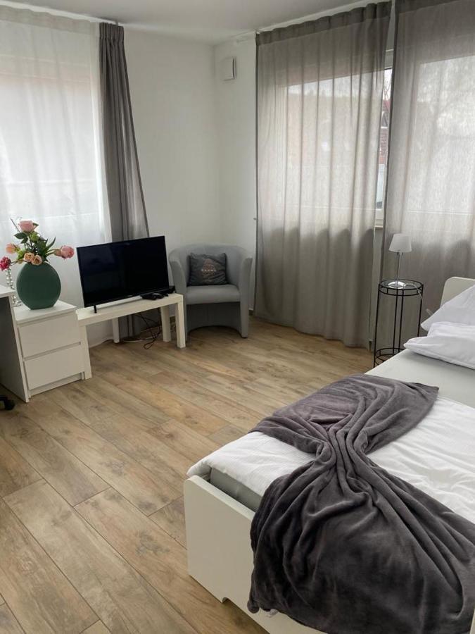 Ferienwohnungen Lamisto Am Waldesrand Neckartenzlingen Exterior foto